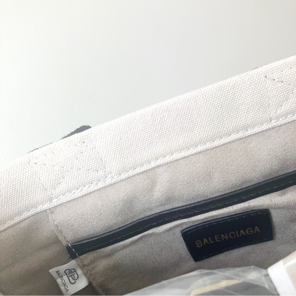 Balenciaga • Small Hardware Tote in Black & Ivory - Picture 6 of 10